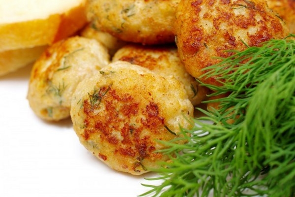 Куриные котлетки с ананасами и сыром
