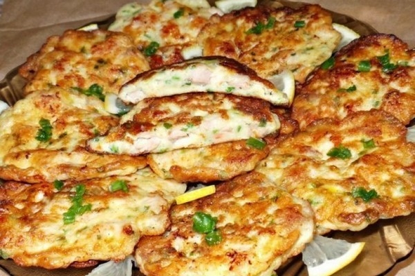 Куриные котлеты по-французски с зеленым луком