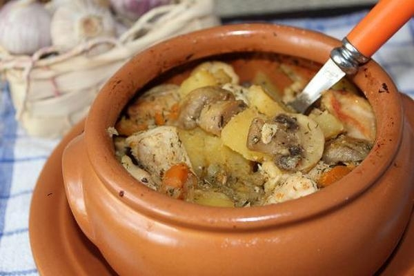 Цыплята с картошкой в горшочке