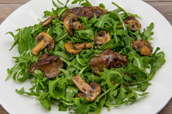 Теплый салат из рукколы и куриной печени
