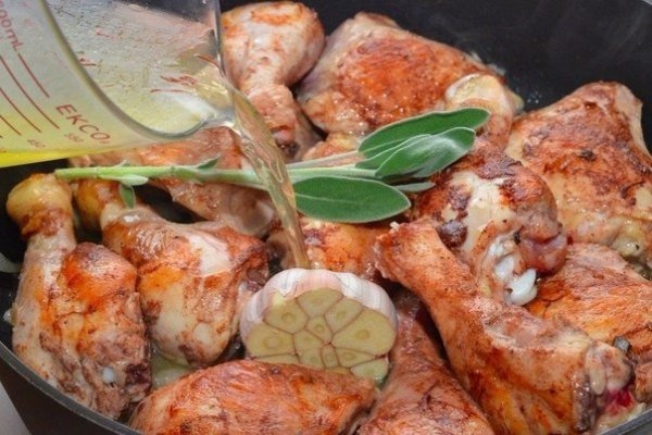 Курица на сковороде с яблоками и специями