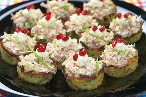 Картофельные гнезда с крабом и яблоком