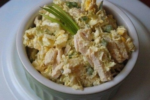 Простой салат из пекинской капусты и курицы