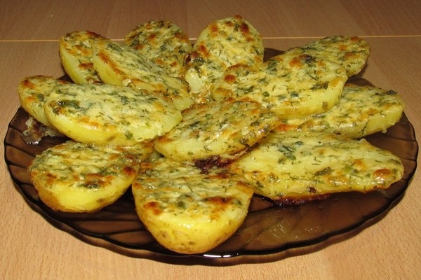Запеченный картофель в чесночном масле