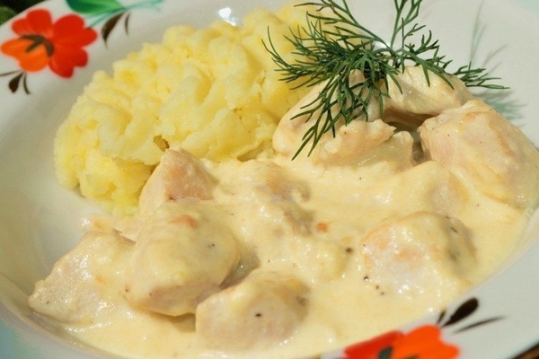 Нежное куриное филе в сметане с чесноком
