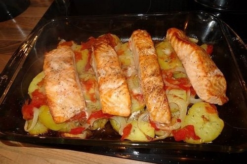 Лосось с картофелем и помидорами черри, запеченный в духовке Лосось с картофелем и помидорами черри, запеченный в духовке