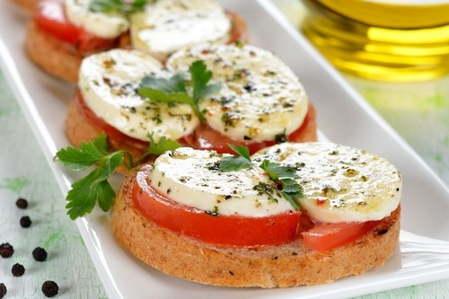 Бутерброды с курицей и моцареллой Бутерброды с курицей и моцареллой