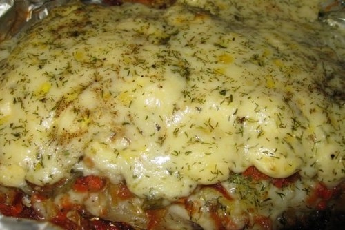 Пангасиус с овощами, запеченный под сыром