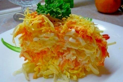 Салат из свежей моркови с сыром и сметаной