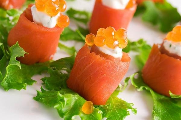 Рулеты из красной рыбы и сливочного сыра