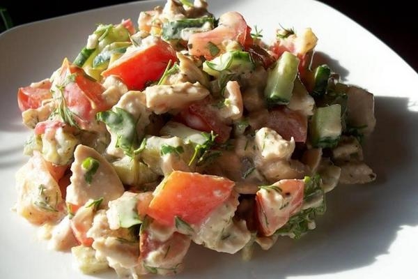 Салат из курицы с гренками и соусом тартар Салат из курицы с гренками и соусом тартар