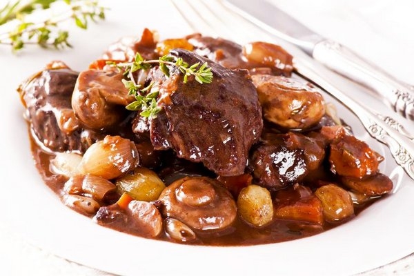 Говядина «Bouef Bourguignonne» по–бургундски Говядина «Bouef Bourguignonne» по–бургундски