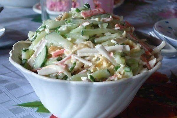 Простой крабовый салат с сыром сулугуни