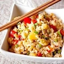 Жареный рис с ананасом