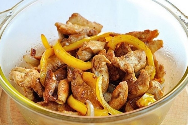 Куриное филе с карамельным луком