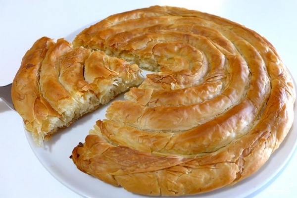 Сырная улитка из слоеного теста с сосисками