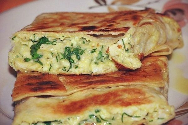 Пирог из тонкого лаваша с сыром и зеленью
