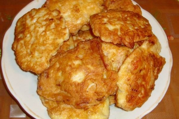 Куриные оладьи с луком и майонезом
