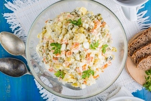 Классический салат &laquo;Оливье&raquo; с шампиньонами