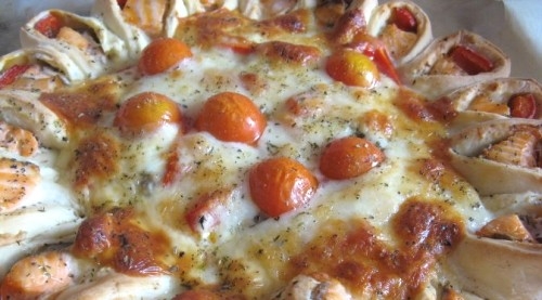 Открытый пирог с сыром, рыбой и овощами