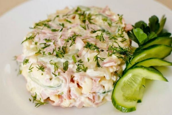 Простой салат с сыром и ветчиной