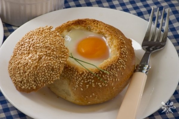 Завтрак в булочке с грибами и сыром
