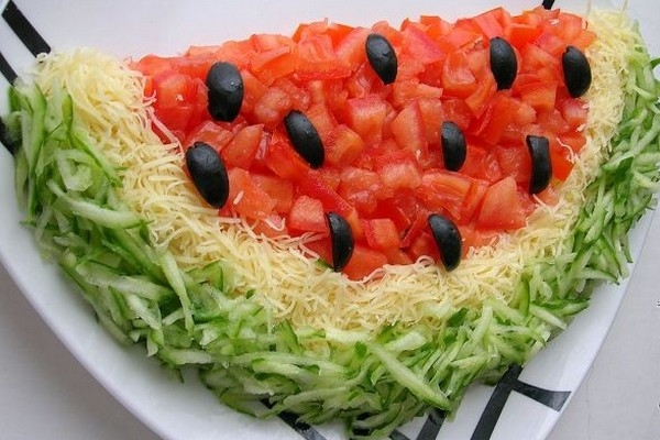 Салат &laquo;Арбуз&raquo; с курицей и помидорами
