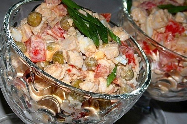 Салат с курицей, помидорами и горошком