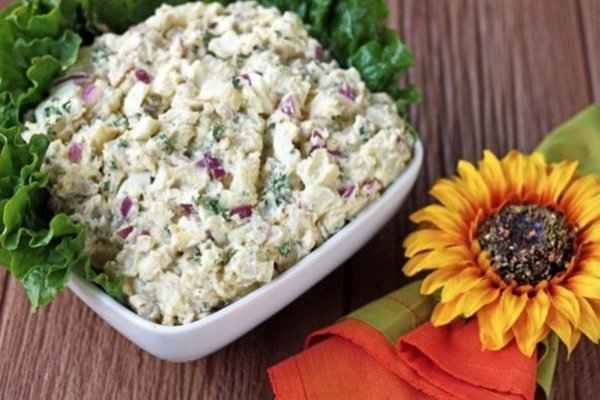 Картофельный салат с красным луком и яйцами