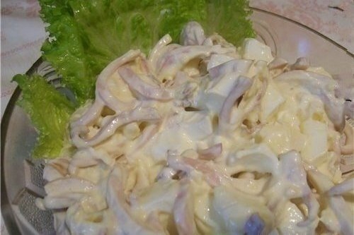Салат с кальмаром, сыром и чесночным соусом
