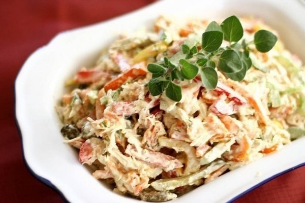 Салат с куриным мясом и грецким орехом