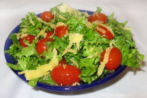 Легкий салат по-французски с помидорами черри