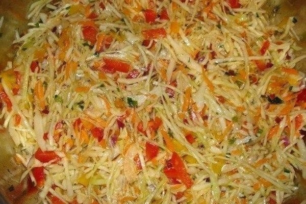 Овощной салат с капустой и перцем