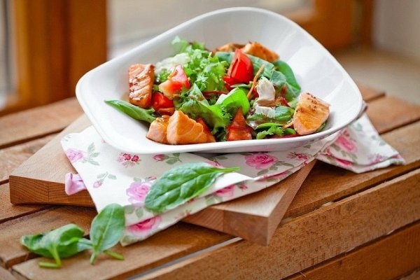 Зеленый салат с кусочками семги