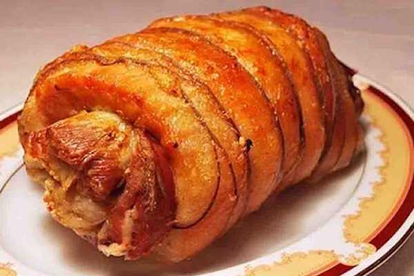 Пряный рулет из свинины с чесноком