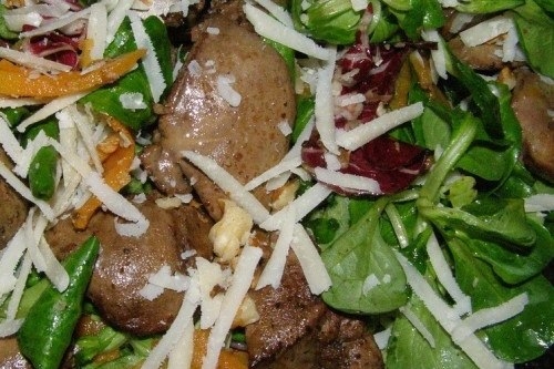Салат с куриной печенью, ананасом и кедровыми орехами