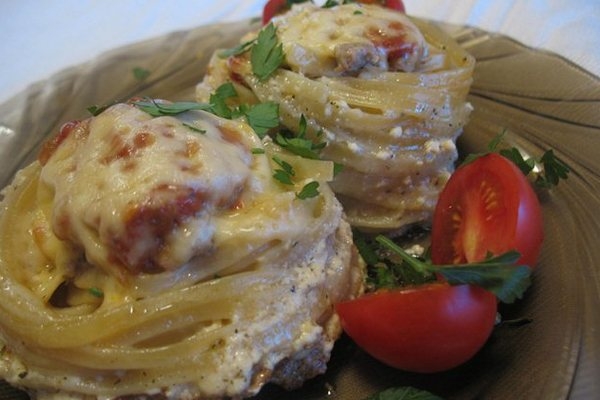 Гнезда с мясным фаршем под сыром