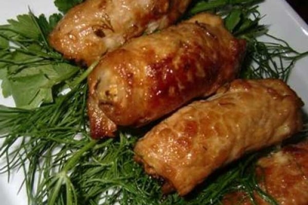 Говядина, фаршированная сыром и чесноком