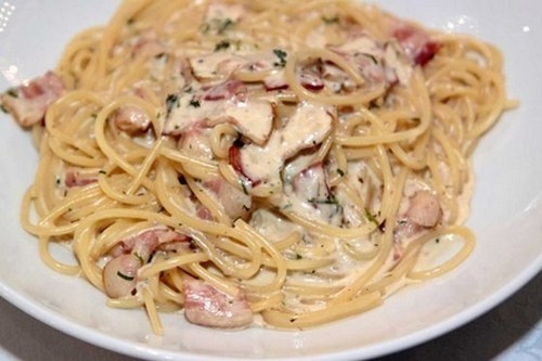 Паста карбонара с шампиньонами и беконом