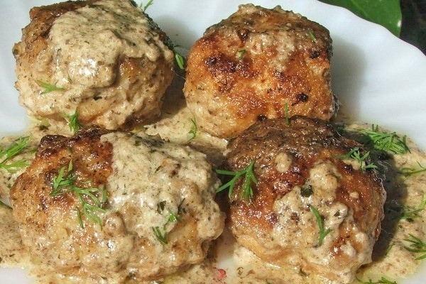 Мясные тефтели с рисом в сливочном соусе