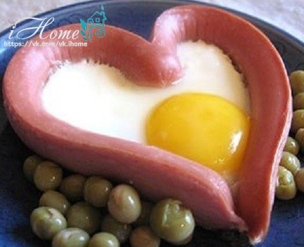 Сердечки из яиц и сосисок на завтрак.