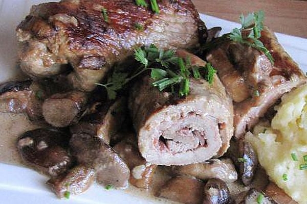 Мясные рулеты с чесноком в грибном соусе