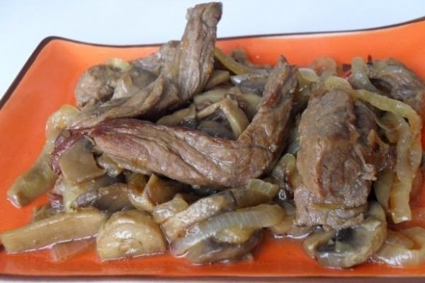 Тушеная говядина с шампиньонами и луком