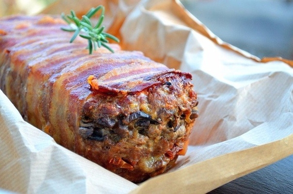 Мясная запеканка в беконе с грибами