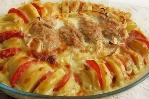 Куриные котлеты, запеченные с овощным гарниром