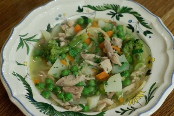 Куриный суп с брокколи и спагетти