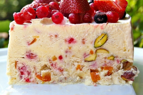 Семифредо с цукатами и фисташками
