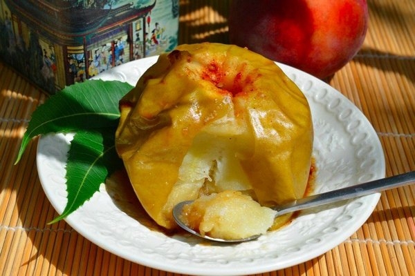 Запеченные яблоки с корицей и кедровыми орешками