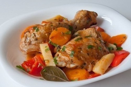 Фрикасе по-креольски из курицы в томатном соусе