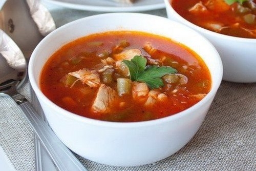 Томатный суп с куриным филе и зеленой фасолью
